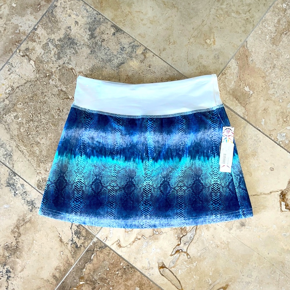 NWT Prismsport Skirt in beautiful Mainbeach print
